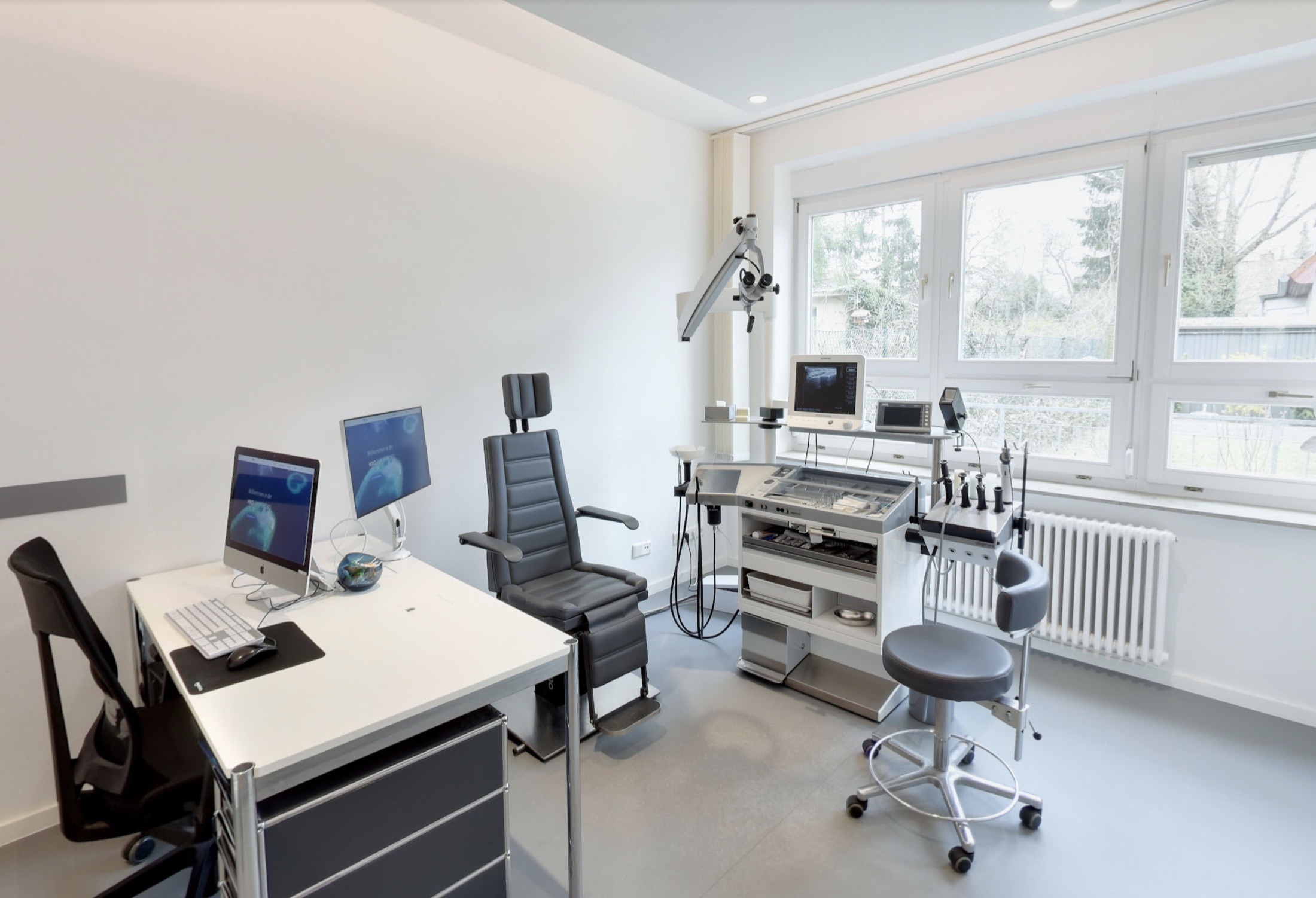 HNO-Behandlungszimmer mit Untersuchungsstuhl und Mikroskop